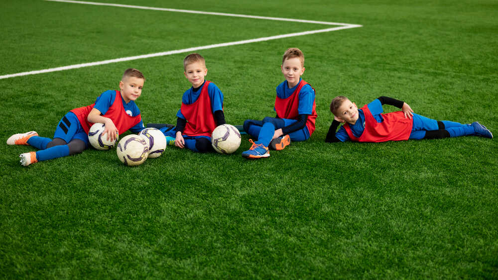 młodzi piłkarze akademii piłkarskiej